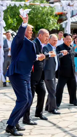 Trump, Çorum Düğününde Halaybaşı !  Putin, Kim, Elon ve Diğerleri Peşinde! Dünya liderleri bu kez Çorum’da halayda buluştu! Trump halay başı olurken, Erdoğan, Putin, Kim Jong Un, Macron, Zelenski, Ursula von der Leyen, Elon Musk, Merkel, Vučić ve daha niceleri peş peşe dizildi. Biden ve Obama ise saksafonla havayı coşturuyor! Yapay zekâ ile hazırlanan bu enerjik video, dünya liderlerini Çorum usulü düğün eğlencesinde bir araya getiriyor. Tamamen eğlence amaçlıdır – siyasi mesaj içermez. #ÇorumDüğünü #DünyaLiderleriHalayda #TrumpHalaybaşı #Putin #KimJongUn #ElonMusk #Biden #Obama #YapayZekaKısaVideo #KomikShorts #YouTubeShorts #ÇorumHalayı #GelenekselEğlence #Saksafon #PolitikMizah #YapayZekaVideosu #KüreselHalay #Erdoğan #Zelenski #Vucic #Merkel #Aliyev #Paşinyan #Lavrov #Orban #UrsulaVonDerLeyen #TrendShorts #ÇorumStili #KöyDüğünüVibes