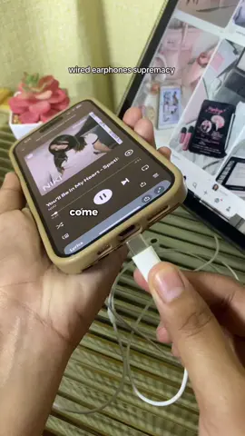 POV: if only i can comfort you this what im gonna say 🎧🎧 #wiredearphones #earphones #headset #headphones #phoneaccessories #gadgetaccessories #affordable #fyp #fypage 