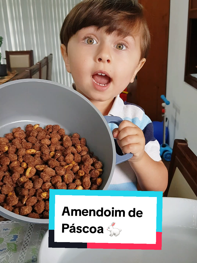 Pedro fazendo amendoim de Páscoa 🐇 #pedrovicenzo #amendoimdepascoa #amendoim  #amendoas  #pascoa #receita  #chocolate 