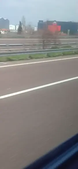 İzi kalıyor zamansız gidişerin Giden gelmeyi unutur Kalan gülmeyi unutur 