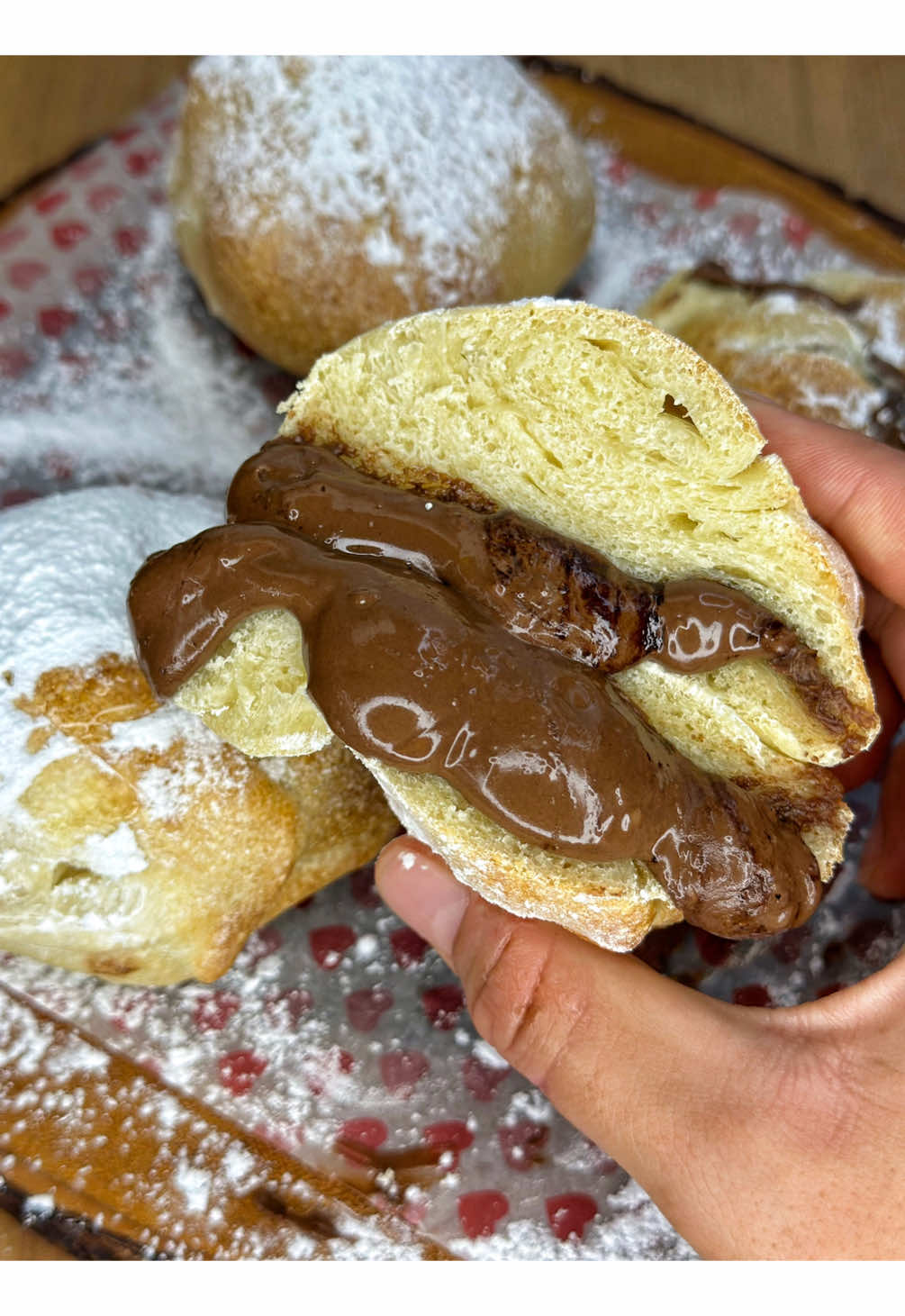 BOMBOLONI ISTANTANEI RIPIENI 🤤😍 Segui➡️ @spunticulinari 💕 SALVA LA RICETTA ✨  Per 4 bomboloni hai bisogno di: - Rotolo pasta pizza 1 - Nutella qb NB: Girali a metà cottura  #ricettadelgiorno #brioches #nutella #ricettefacili #ricetteveloci #cucinafacile #cucinaitaliana #ricette #dolci 