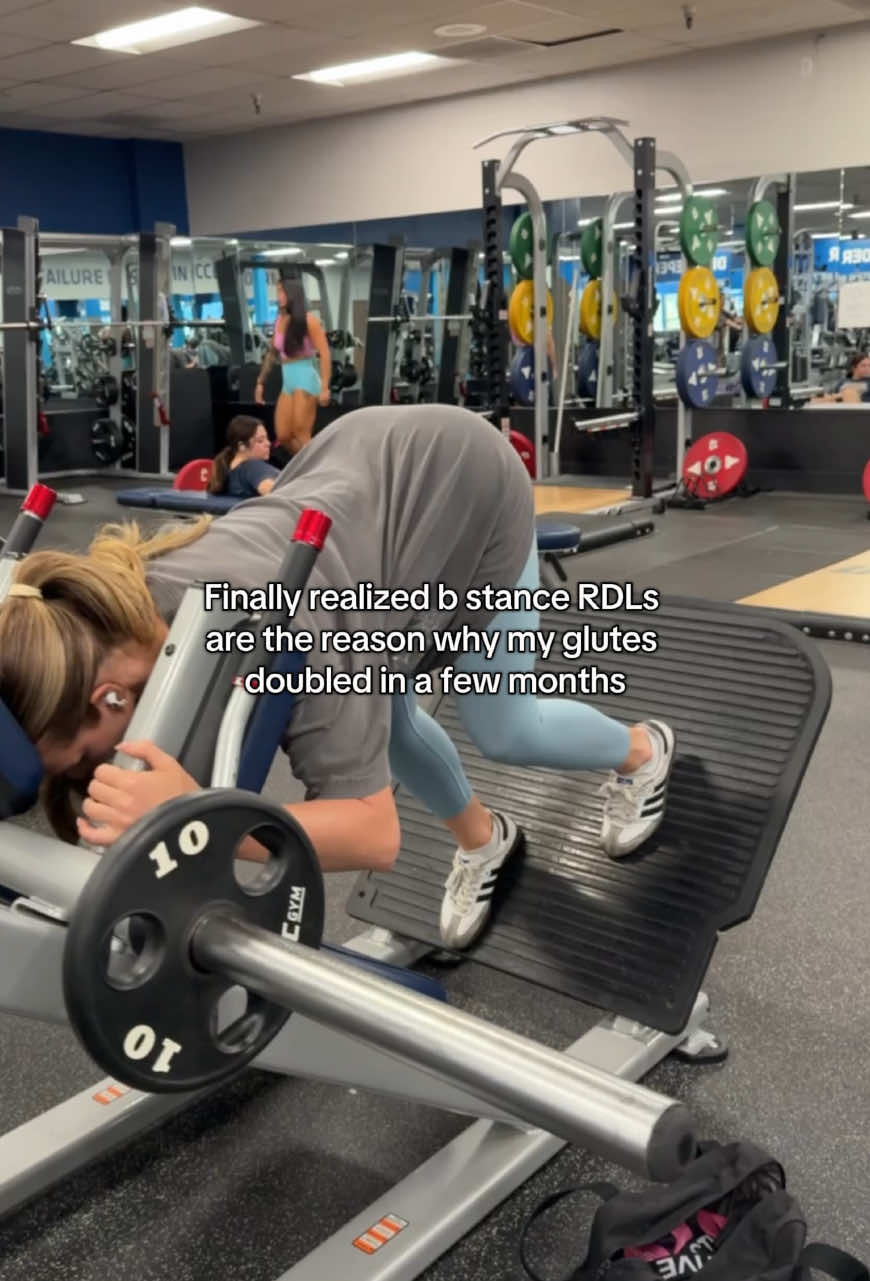 I love doing different variations of the same movements to keep it interesting ✨  Join team TRANSFORM through the l!nk on my b!0 to get my full programming while I personally walk you through each movement 💗