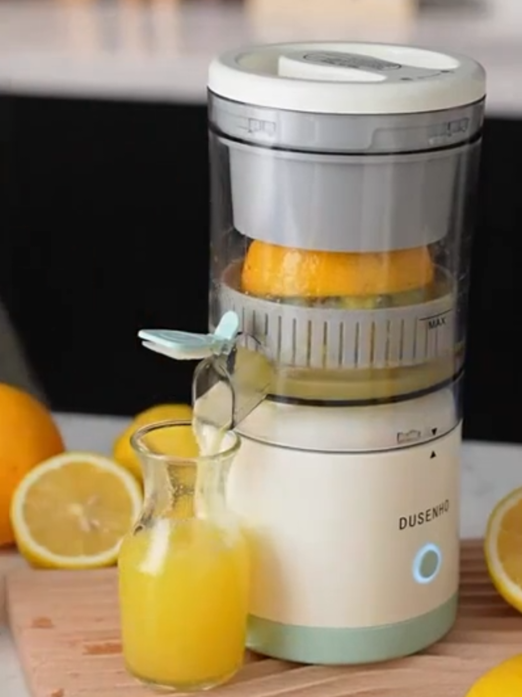 ✨🍊🍓 ¡Refresca tu rutina con jugo recién exprimido en segundos! 🍋🍉⚡ 🍍Exprimidora Portatil Recargable - Con solo presionar un botón, disfruta de un jugo fresco, delicioso y lleno de vitaminas 🍹 ✅ Fácil de usar y recargable por USB 🔋 ✅ ¡Compacta, potente y SIN CABLES! ✅ Ideal para llevar de camping, gimnasio y más  🧃¡OBTENELA YA! Pedila HOY en nuestra página web globalofertas.com.uy o escribirnos por Instagram o Facebook 📩.  GLOBAL OFERTAS 🏷️ #paratii #fyp #exprimidor #tecnologia #hogar #foryou #uruguay #producto 