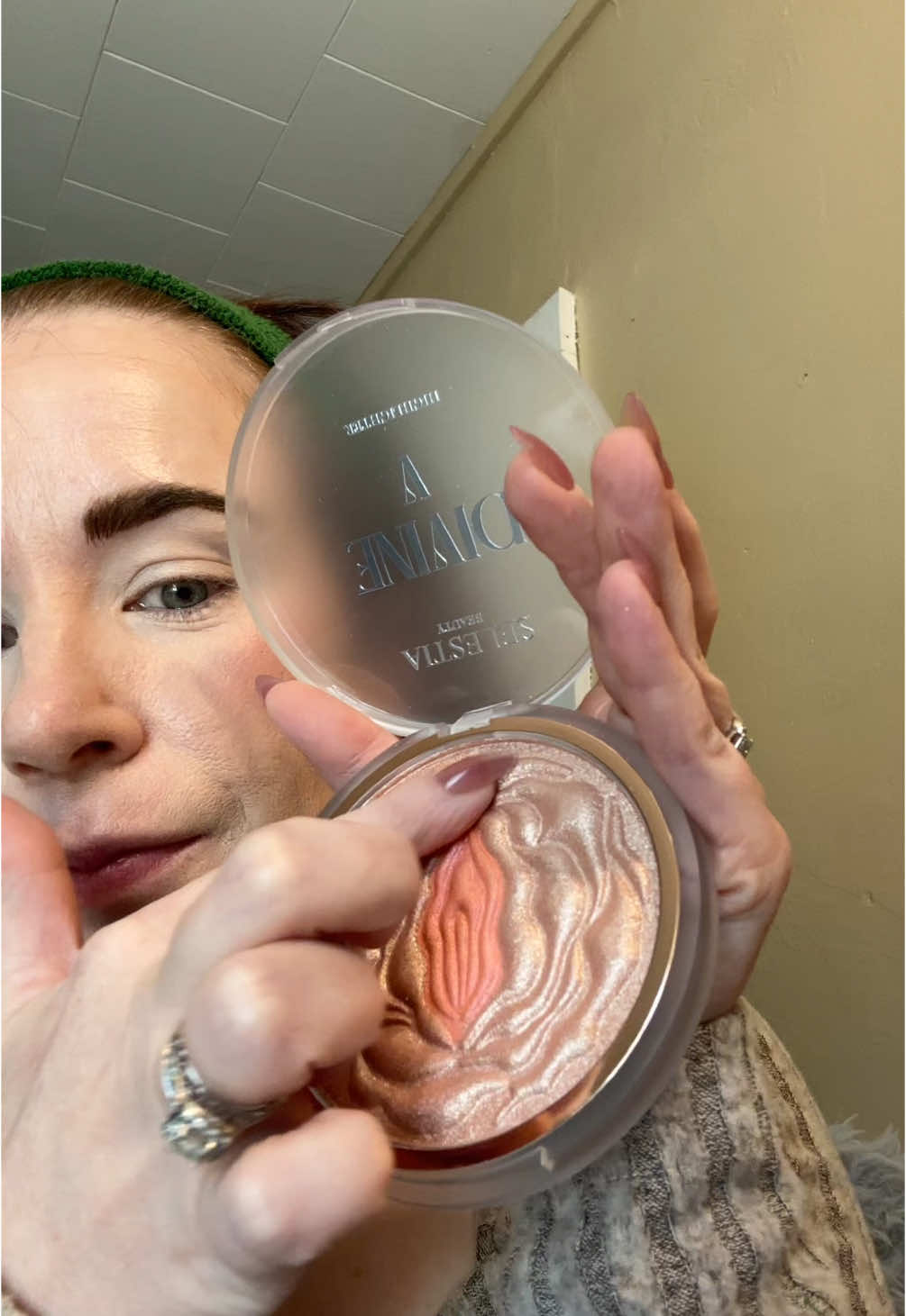 Looking for a gorgeous highlighter? #highlighter #selestia #makeup #beauty 