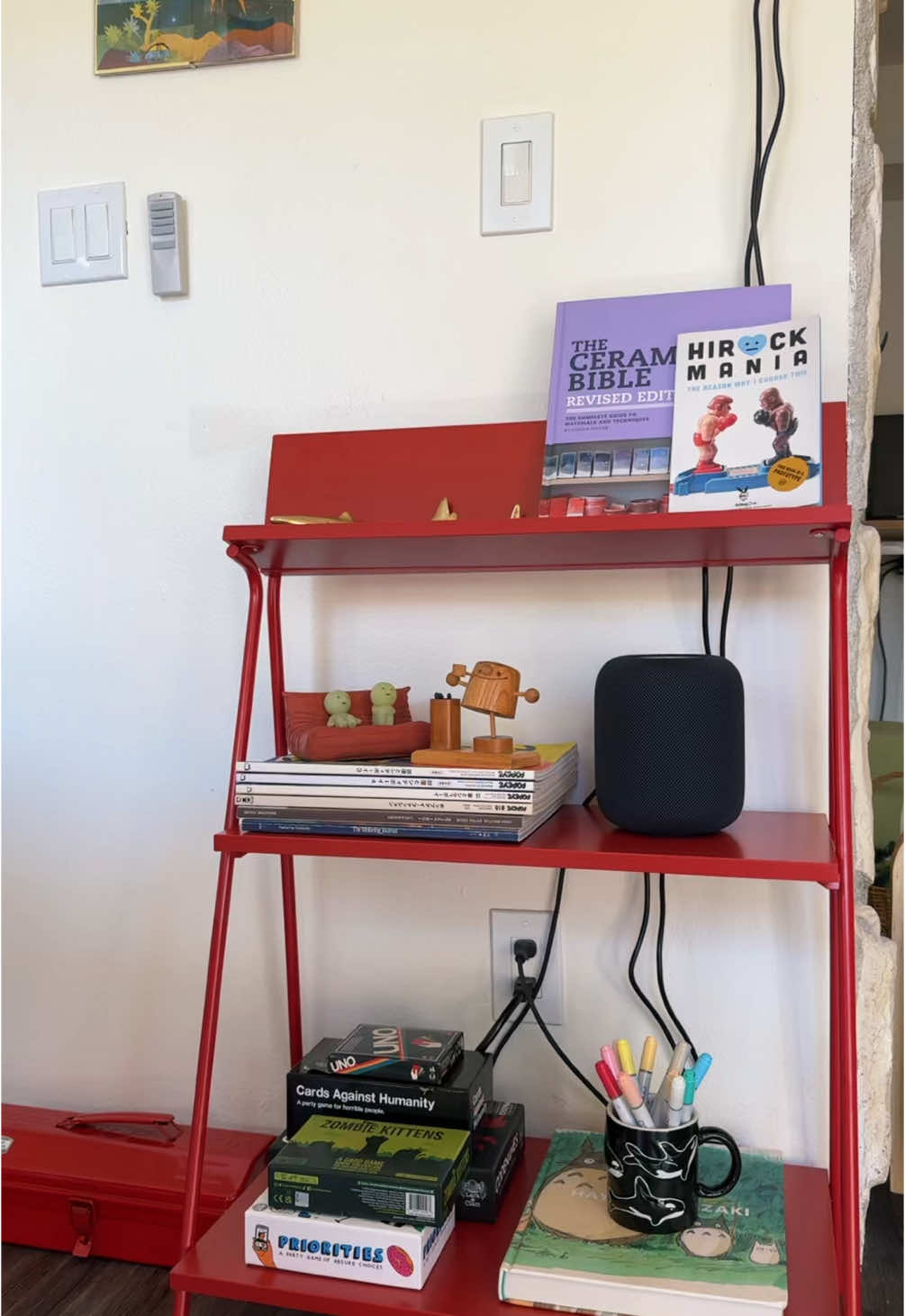 New shelf!!  Excuse the (lack of) cable management 🤪 #ikea #krönikör #interiordesign #bookshelf #smiski @gev 