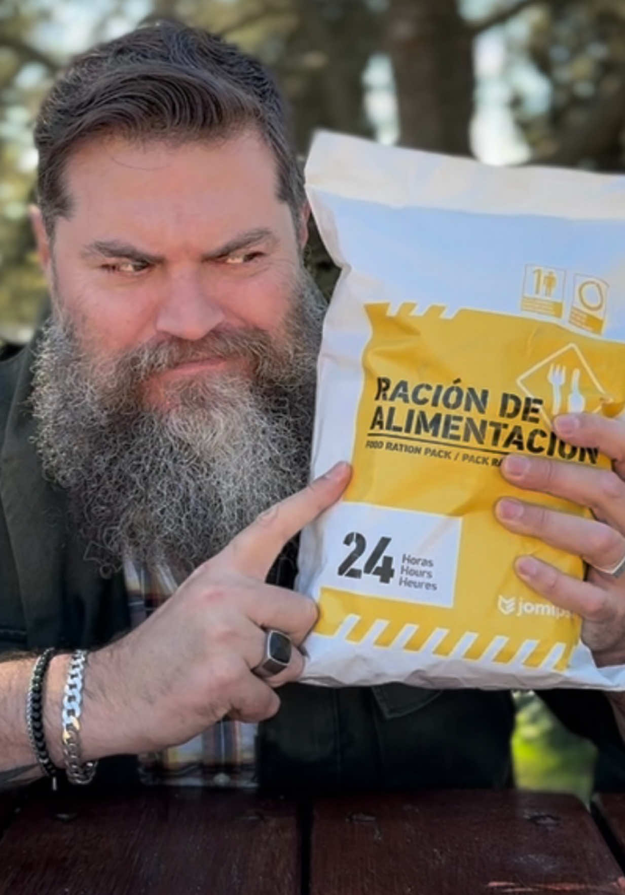 Probando la ración que comen los GEO, de la policía de España 🇪🇸 #racionmilitar #racionesmilitares #mre #españa #madrid 