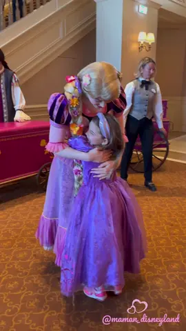 Une rencontre avec notre princesse préférée 💜 @Disneyland Paris ✨  #disneylandparis #disneyland #dlp #disney #disneyprincesses #princesse #princess #princessdisney #rapunzel #punzie #raiponce #meetandgreet #merefille #wheredreamscometrue 