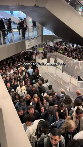 #paris #crowded #metro #publictransport 