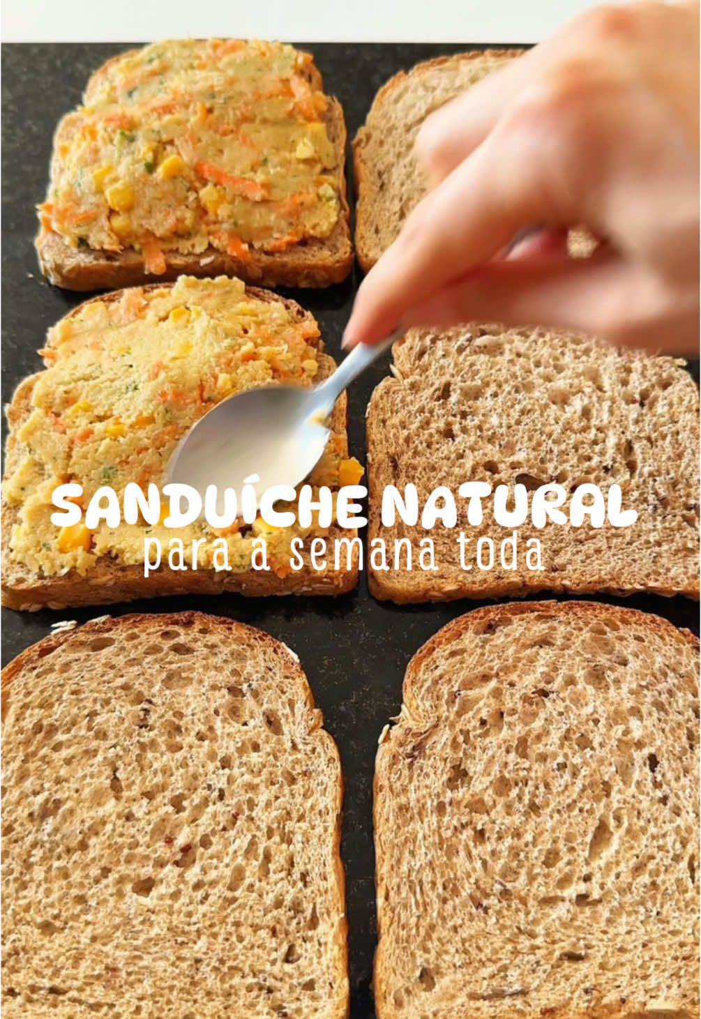 Sanduíche natural para a semana toda, receitas aqui 👇 🥪 sanduíche natural de frango  200g de peito de frango desfiado e temperado  50g de milho  1 cenoura média ralada  100g de creme de ricota light  Cebolinha a gosto  2 fatias de pão para cada sanduíche ou 50g ✨ rendimento - 4 sanduíches  🥪 sanduíche natural de atum  120g de atum ao natural  2 colheres de sopa cheias de maionese light  1/2 cenoura média ralada  Cebolinha e sal a gosto  50g de pão ou 2 fatias para cada sanduíche  ✨ rendimento - 3 sanduíches  🥪 sanduíche natural com pasta de grão de bico  170g de grão de bico cozido  Cebolinha verde e sal a gosto  1/2 cenoura média ralada  2 colheres de sopa de milho  50g ou duas fatias de pão para cada sanduíche  ✨ rendimento - 3 sanduíches  Todas essas opções são refeições completas, que eu adoro consumir no lanche da tarde e complementar com uma fruta! 🤌 Espero que tenham gostado, e já compartilha esse vídeo com quem precisa de ideias de lanches saudáveis 🥪✨💖 #sanduichenatural #lanches #lanchessaudaveis #receitas #receitasfáceis #receitasfit #alimentacaosaudavel #fyp 