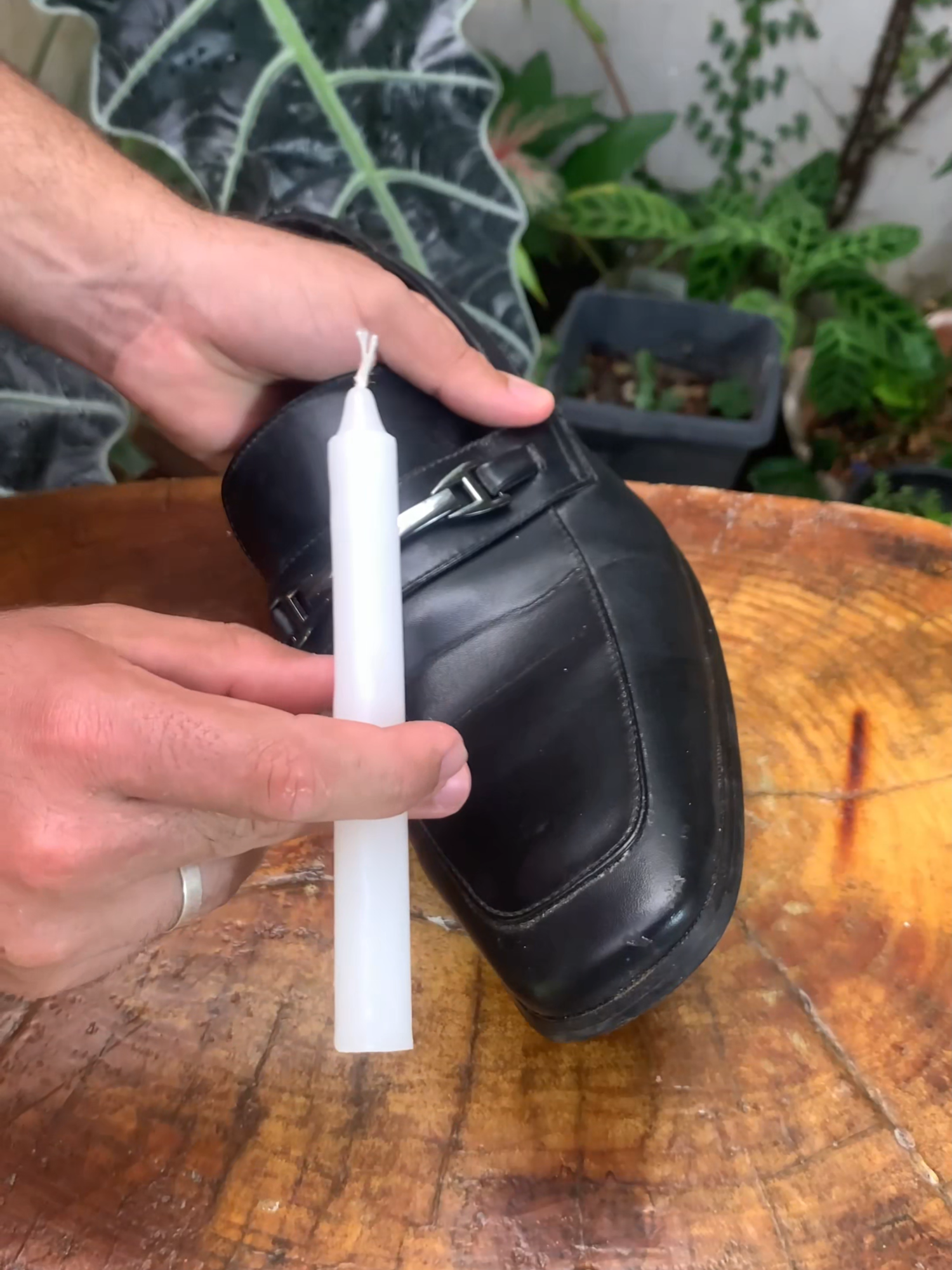 Rub a candle on your shoes and you’ll be surprised by the result! #LIFEHACKS #HOMEHACKS #shoe #DIY