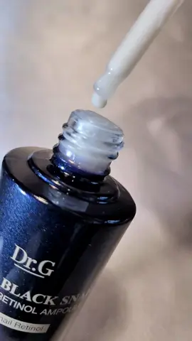 Dr.G Black Snail Retinol Ampoule is a combo of black snail filtrate and retinol. They work together as a dream team: – snail filtrate helps with repair and hydration, – retinol targets wrinkles and uneven texture. The texture is lightweight, absorbs quickly, and doesn’t feel sticky. @Dr. G  #drg #retinolampoule #antiaging #koreanskincare #kbeauty