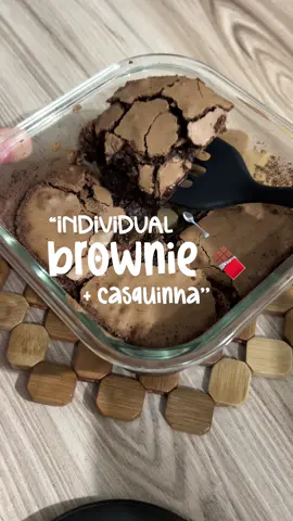 brownie com casquinha perfeito 😭 e em uma porção só pra matar aquela vontade de doce… Ingredientes: 1 ovo 5 colheres de açúcar  2 colheres de manteiga derretida 5 colheres de nescau  4 colheres de trigo . 🍫deixei assar por 20 minutos a 140°C na air fry depois deixei mais 10 minutos a 120°C e ficou perfeito! #brownies #brownie #creatorsearchinsights #receita #facil #nescau #doce #fy #fyp #mulherdepreso🔓🕊👫💍 #vairal #vairalvideo #vaiprofycaramba 