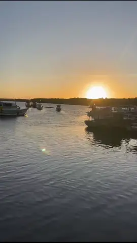🌅 O pôr do sol no Deck da Tarifa, em Porto Seguro, é um momento que você precisa ver de perto. A vista é incrível e mostra toda a beleza natural da região, o sol se pondo sobre o mar e os barcos cria um cenário perfeito para fechar o dia. Depois, volte para o conforto do Hotel Porto Dourado e recarregue as energias. #PortoSeguro #PorDoSol #HotelPortoDourado