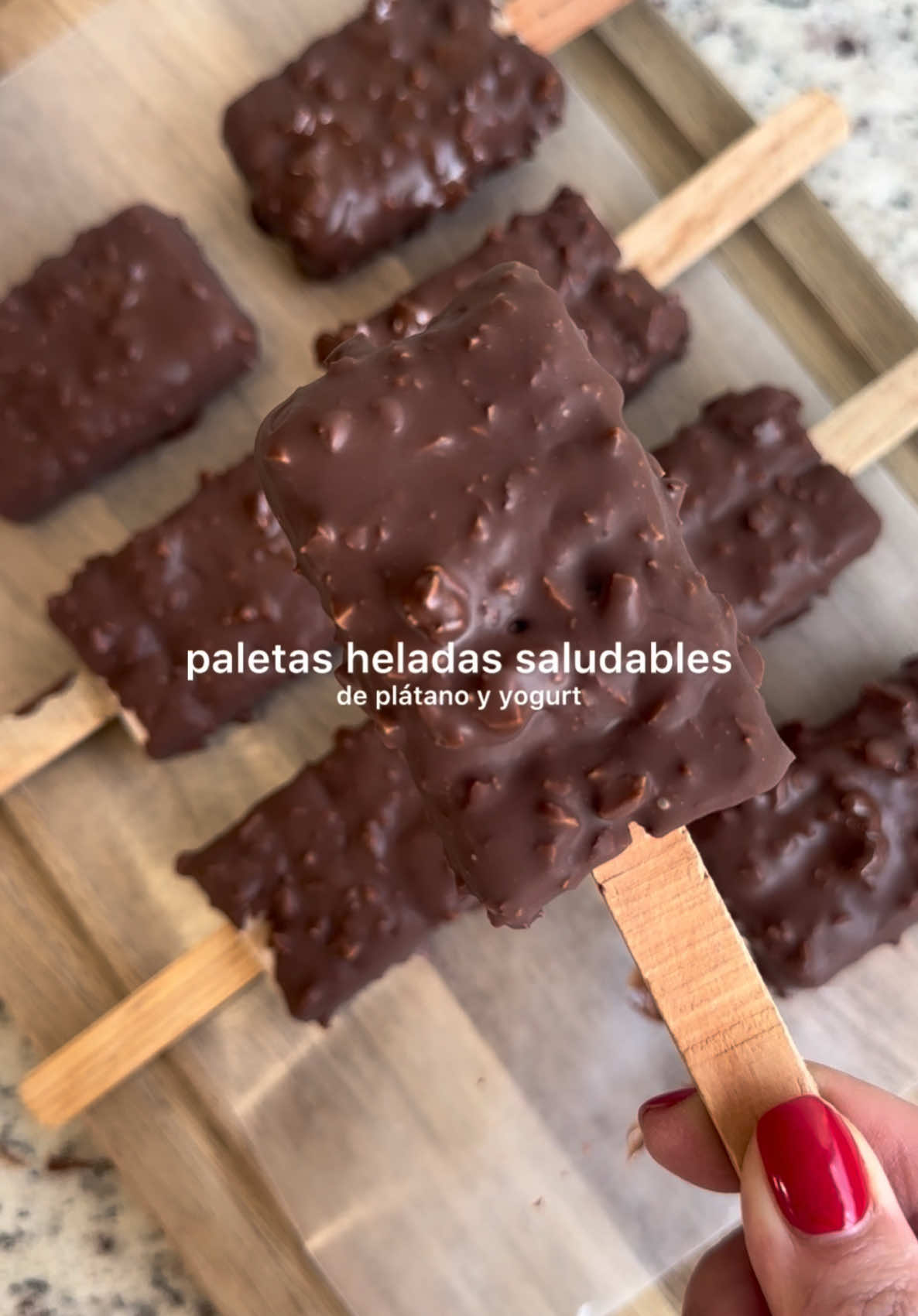 Paletas heladas saludables  Creo que está ha sido mi receta favorita del 2025!!!  Para 8 porciones: 3/4 tza yogurt griego natural  3 plátanos (maduros)  1/4 tza crema de cacahuate o almendra  Tip: prueba la mezcla antes de congelar, a mi no me pareció necesario agregarle edulcorante porque con la cobertura del chocolate me pareció suficiente pero va de gustos!! Cobertura:  150 gr chocolate 70% cacao  1 cucharada aceite de coco  1/3 tza nuez picada  Duran muy poquito en el congelador, como 1 a 2 días máximo 🍌 #snack #postre #Receta #alimentacionsaludable #fyp 