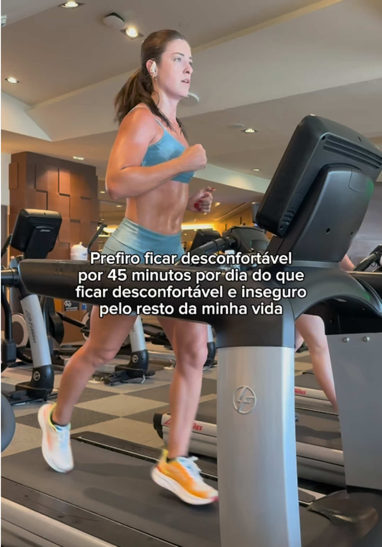 O desconforto do agora me fortalece 🧠⬇️ Toda vez que você foge do esforço, do compromisso com você mesmo… você alimenta a insegurança😩 Mas quando encara o desconforto de frente — seja um treino, uma escolha saudável, um ‘não’ que precisa ser dito — você tá construindo força. Não só no corpo, mas na mente.  Porque no final, não é só um treino… é sobre quem você está se tornando por escolher não desistir. 👉🏻 Quem concorda? 1% melhor que ontem🙅🏼‍♀️ #corridaderua #corrida #corre #corredor #mulheresquecorrem #Running #run #runner #dicadecorrida #motivacao #respiracaocorrida 