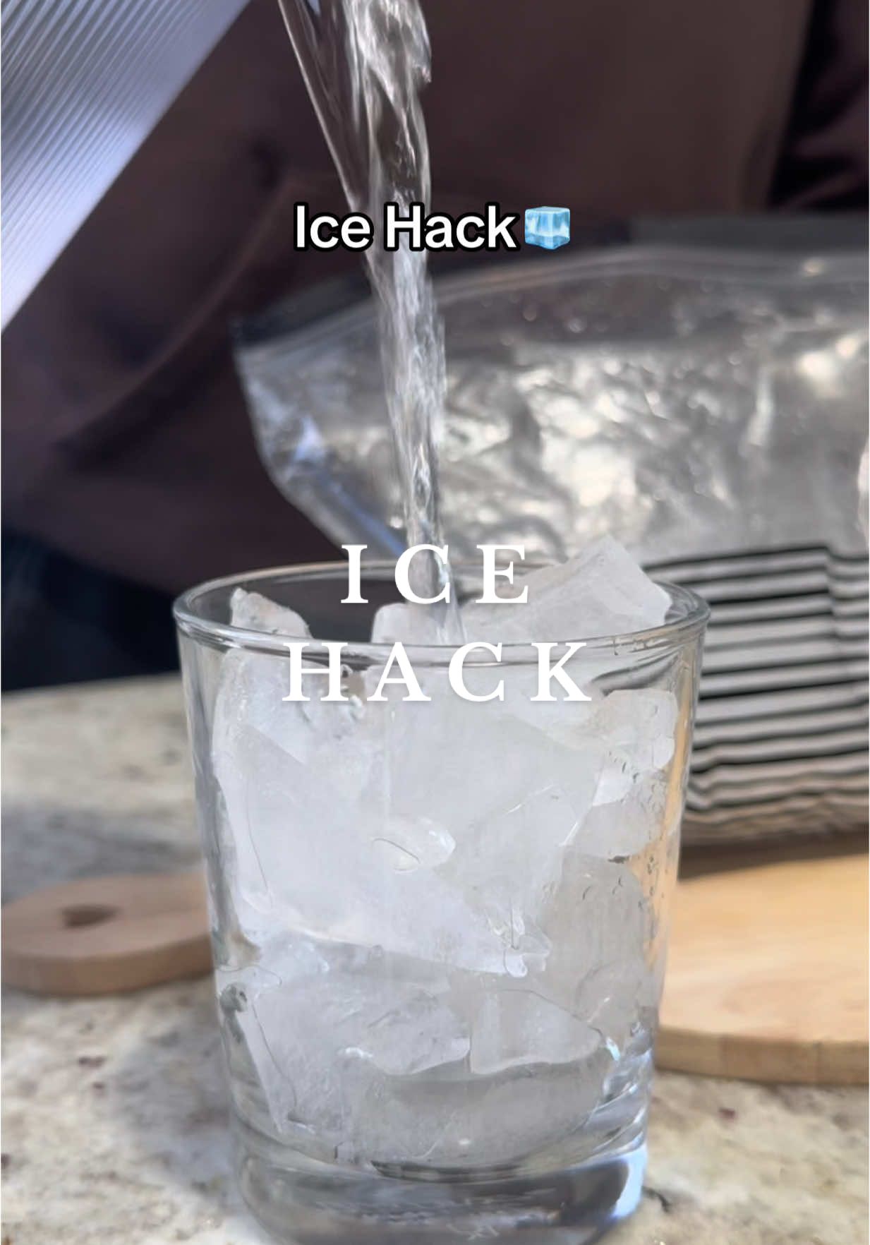 No ice maker, no molds - this hack is a lifesaver! #KitchenHacks #kitchentok #momlife #Summer #summerhacks #ice #LifeHack #icehack #dadhack #smarttips 