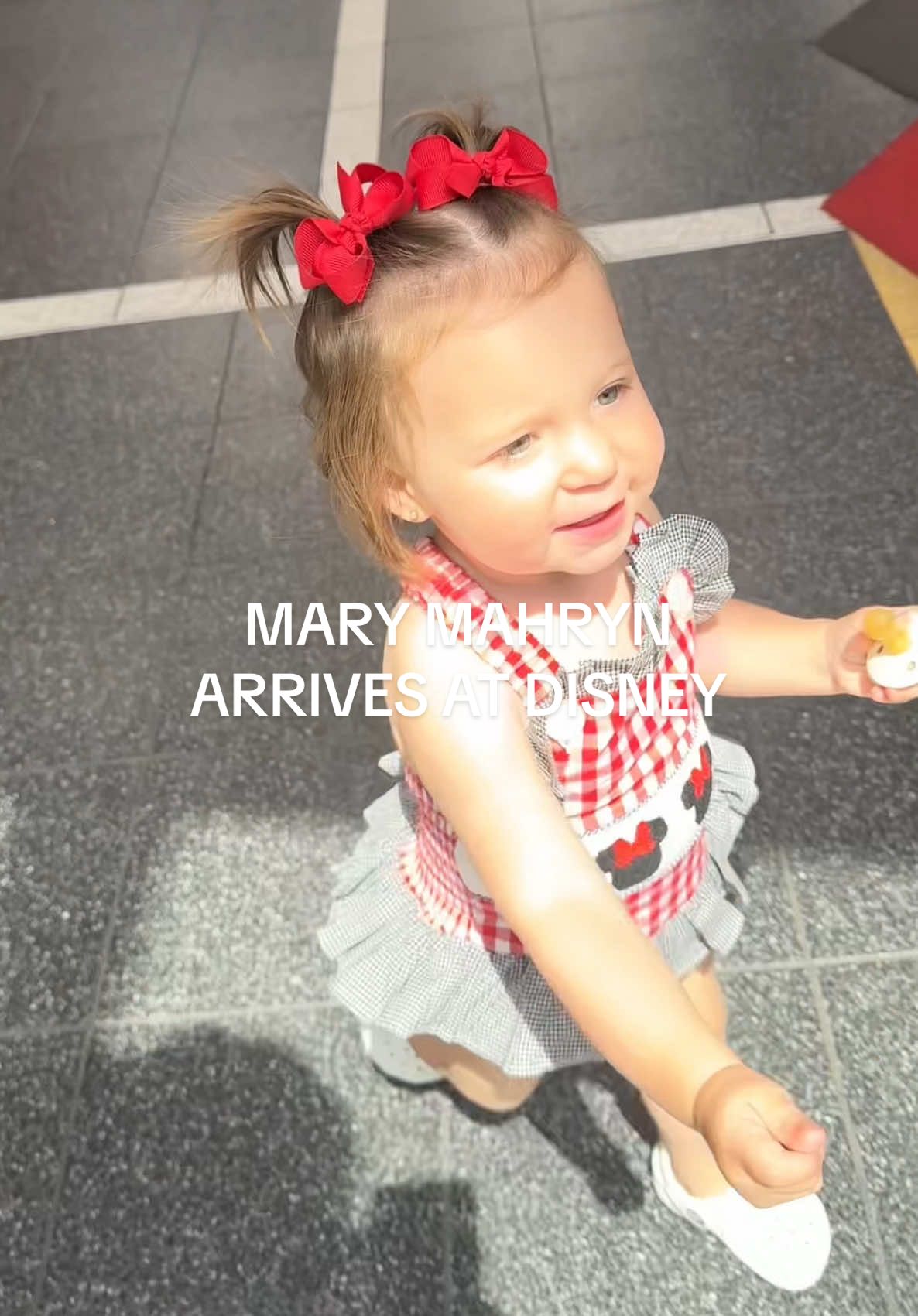 Ok but HOW many times did you count her saying “MICKEY”?😭🥹❤️ #taylorandsoph #disney #disneyworld #mickeymouse #reaction #baby #adorable @Disney Parks @Disney 