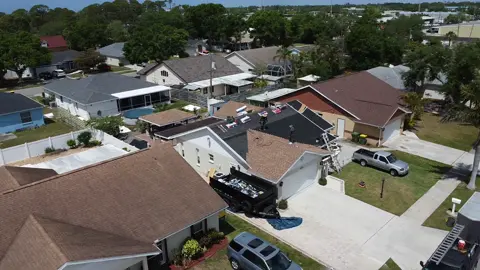 ¿Estás pensando en reemplazar tu techo? En este video, uno de nuestros clientes comparte su experiencia real con Afer Roofing Supply ☀️. Hablamos sobre el proceso, el resultado final y qué fue lo que más le gustó del servicio. Si estás buscando una empresa confiable para renovar tu techo, este testimonio te puede ayudar a tomar una mejor decisión. 📍 Servicio disponible en todo Florida 📞 Contáctanos: 941-441-8376 🌐 Visita nuestra web: www.aferroofing.com 💬 ¿Tienes preguntas? ¡Déjalas en los comentarios! 🔨 Afer Roofing – Calidad, confianza y compromiso con tu hogar. #AferRoofing #ReemplazoDeTecho #TestimonioCliente #TechoNuevo #RoofingFlorida #ClientesFelices