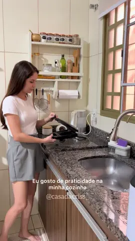 A mais prática que existe 😍🤌🏻 Eu estava precisando muitooo trocar de sanduicheira, pois a minha já estava bem velhinha e grudando todo o alimento. E aí pra lavar ficava super difícil e complicado. Foi aí que depois de muito pesquisar, escolhi essa Sanduicheira 3 em 1. Além de conseguir fazer mais opções de receitas, é MUITOOO prática pra lavar gente!  O antiaderente dela tem que ser ativo fazendo a cura, ou seja, passando óleo e aquecendo. Depois espera esfriar e lavar sempre com o lado macio da esponja.  Vocês gostaram? Quem quiser o link é só acessar o link na bio 🥰 . . #achadinhosdashopee #cozinhapequena #utensíliosdecozinha #achadinhoshopee #sanduicheira #cozinhapratica #achadinhosdecasa #lanchesaudavel #casaalugada 