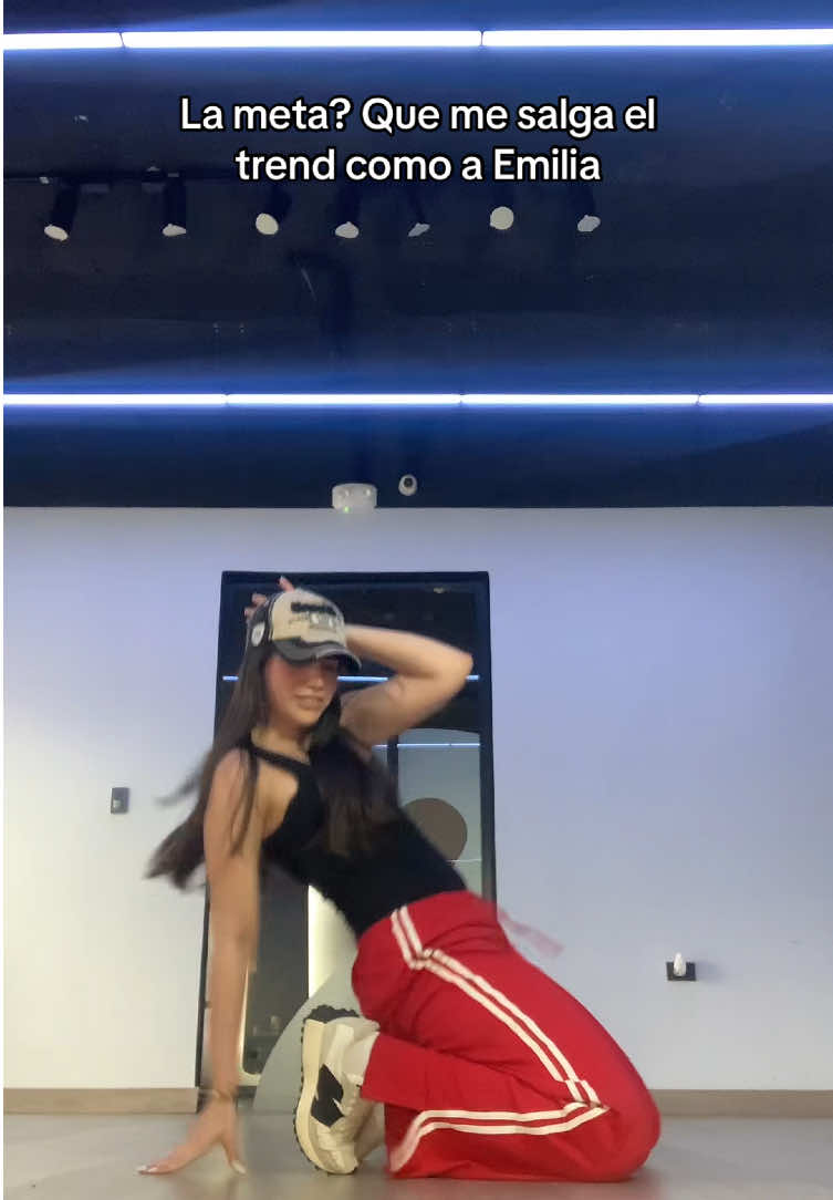 LA AMO COMO HACE??? Yo Ayer hice piernas en el gym y no puedo con mi vida😭  @Luísa Sonza #motinha #motinhachallenge #emiliamernes  #luisasonza #baile 