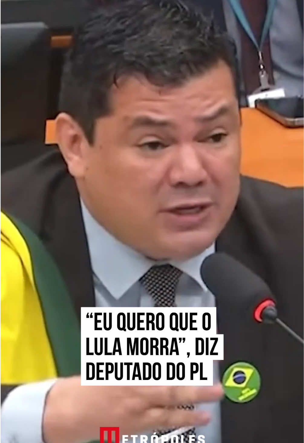 O deputado federal Gilvan da Federal (PL-ES) afirmou, nesta terça-feira (8/4), durante sessão da Comissão de Segurança da Câmara dos Deputados, que quer o presidente Luiz Inácio #Lula da Silva (PT) m0rra. O parlamentar é relator de um projeto que pretende desarmar a segurança pessoal do presidente Lula. “Eu quero mais que o Lula m0rra, quero que ele vá para o quinto dos infernos, é um direito meu. Não vou dizer que eu vou m4tar cara, mas eu quero que ele m0rra, que vá para o quinto dos infernos. Nem o diabo quer o Lula, por isso que ele está vivendo aí. Superou o câncer. Tomara que ele tenha uma taquicardia, porque nem o diabo quer a desgraça desse presidente que está afundando o país. Quero mais que ele m0rra mesmo”, afirmou Gilvan. A Comissão de Segurança Pública da Câmara aprovou, nesta terça-feira (8/4), um projeto de lei (PL) que estabelece o desarmamento da segurança pessoal do presidente Luiz Inácio Lula da Silva (PT) e de todos os ministros de Estado. O placar foi de 15 votos a 8, com uma abstenção. Aprovado pelo colegiado, o texto ainda precisará passar por duas comissões da Câmara: a de Administração e Serviço Público e a de Constituição e Justiça e de Cidadania (CCJ). Depois, se aprovado nos dois colegiados, e caso não hajam recursos, seguirá para o Senado. O texto tem como um dos autores o presidente da comissão de Segurança, deputado #PauloBilynskyj (PL-SP). Nesta terça, ele justificou a proposta afirmando que a medida é para “condizer” com discurso do governo “contrário às armas”. Na justificativa do projeto original, os autores Bilynskyj e Delegado Caveira (PL-PA) argumentavam o mesmo. “A proibição do uso de armas de fogo pelos agentes da segurança pessoal do presidente da República e de seus ministros de estado é uma medida coerente com a visão do atual governo de promover uma cultura de paz, reduzir a violência e buscar soluções não violentas para os desafios de segurança”, diz um trecho. #TikTokNotícias 