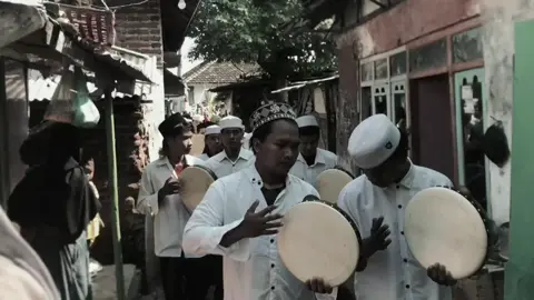 Syukur Laut “ANCAK” Tasek Mesem, Reng Majeng Senneng. Syukur Laut/Petik laut adalah sebuah upacara adat atau ritual sebagai rasa syukur kepada Tuhan, dan untuk memohon berkah rezeki dan keselamatan yang dilakukan oleh para nelayan.  Kegiatan dan tradisi ini identik dengan pembuatan sesaji(orang lekok menyebutnya “ANCAK”), perahu sesaji yang dibuat seindah mungkin mirip kapal nelayan yang biasa digunakan melaut, kemudian sesaji tersebut di hanyutkan ke laut. Tujuan nya tidak lain adalah sebagai bentuk kenikmatan rasa syukur para nelayan kepada Tuhan Yang Maha Esa. Selain sebagai rasa syukur, Petik Laut bertujuan untuk bagaimana para nelayan memiliki rasa dan sikap welas asih kepada alam.  #fyp  #fypage  #fyppppppppppppppppppppppp  #tradisi  #adatjawa  #petiklaut  #lekok  #lekokpasuruan  #lekok_pasuruan  #pasuruan  #kabarpasuruan  #pasuruanhits 