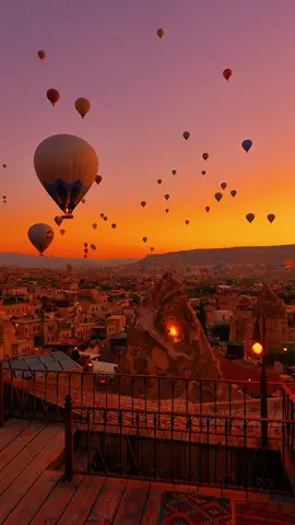 A Capadócia, no coração da Turquia, é famosa por suas formações rochosas únicas e os inesquecíveis voos de balão ao amanhecer. Ver dezenas de balões coloridos flutuando sobre o vale é uma experiência que combina natureza, história e serenidade. Ideal para quem busca momentos autênticos e paisagens de tirar o fôlego. #Capadócia #Turquia #RoteirosDeViagem #BalõesNaCapadócia #ExperiênciaÚnica #ViagemCultural #PaisagensNaturais #TurismoNaTurquia #DicaDeDestino #AventuraComTranquilidade