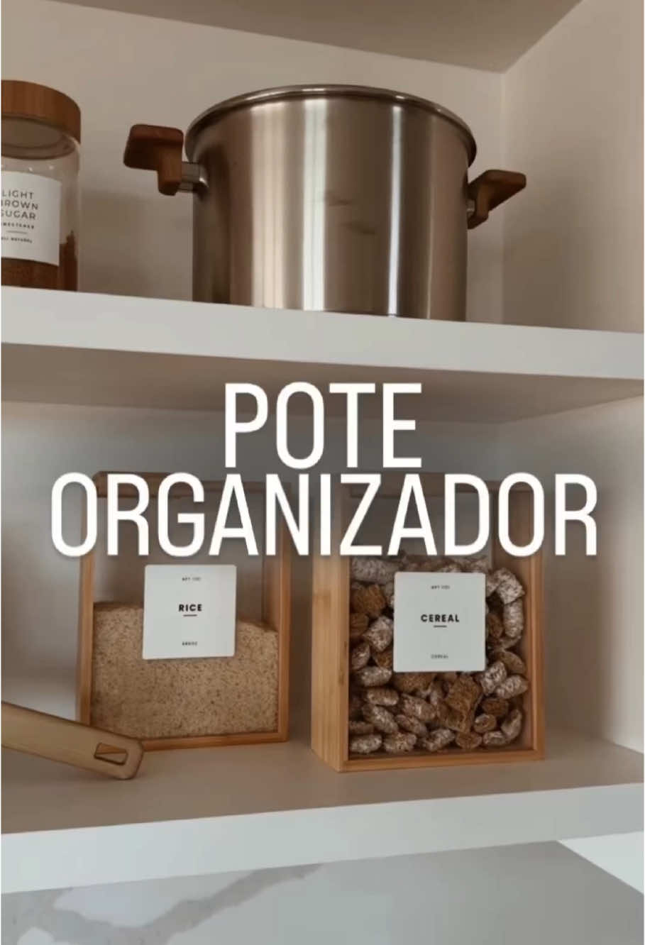 Organização bonita é outro nível, né? Esse pote quadrado hermético com tampa de bambu une estética e praticidade na medida certa! ✅ Tampa hermética que conserva os alimentos por mais tempo e evita entrada de umidade ✅ Corpo transparente, pra visualizar facilmente o conteúdo sem precisar abrir ✅ Design minimalista com bambu, perfeito pra quem ama uma cozinha clean e elegante. Dá até gosto abrir o armário quando tudo tá organizado assim! Quem mais ama esse estilo? #organizacao #cozinha #potes #acheinashopee #dicasdecasa #utilidades #fypp #virale  @⚡️Reeh⚡️  @⚡️Reeh⚡️  @⚡️Reeh⚡️ 