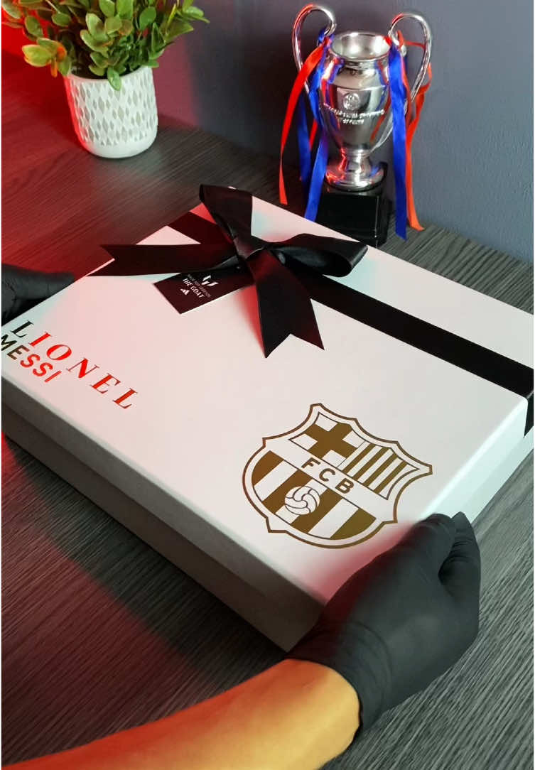 Nuevo box de Messi💙❤️ ¡Ya disponible!⚽️ . . Pedidos📲:918260486 IG:detallescapella . #messi #barcelona #barca #championsleague #biscabarca🔴🔵🔴🔵 #futbol⚽️ #camiseta 