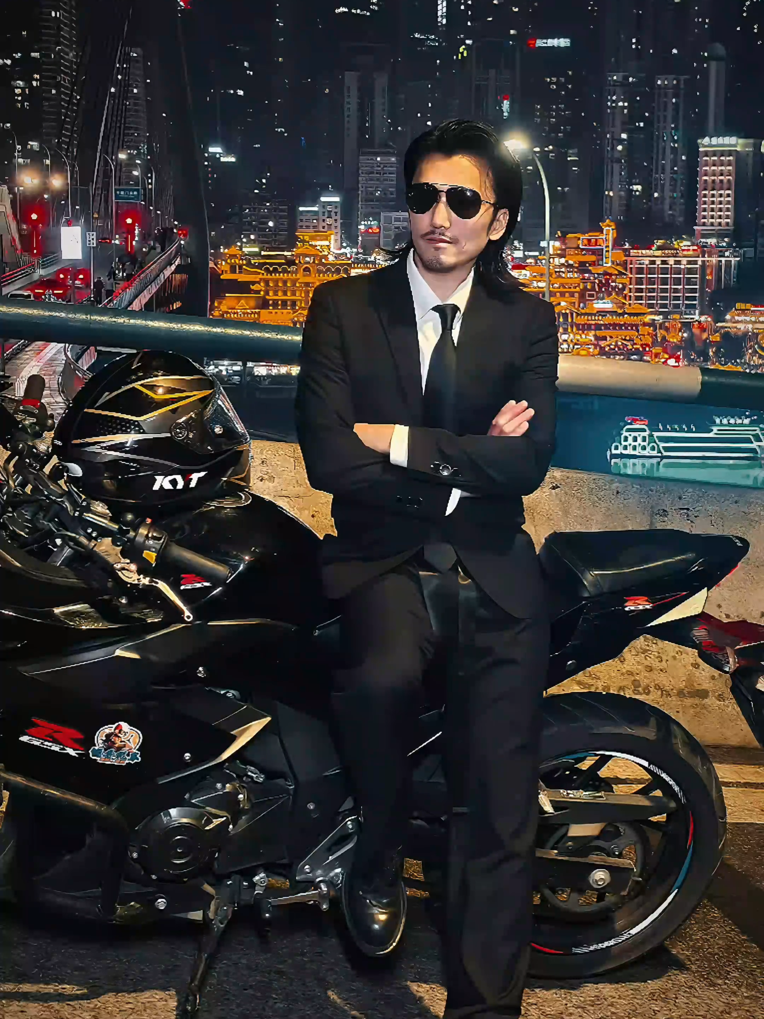 穿西装骑机车的男人，有点过分帅了。 When your outfit says office, but your ride says movie star. 🕶️🏍️🔥 #EasonFlame #夜晚氛围感 #MotorcycleStyle #CityLightsVibes #帅哥日常 #机车穿搭 #ChongqingNights #NicholasTseVibe #FYP#魅力的夜晚 #NicholasTseVibes