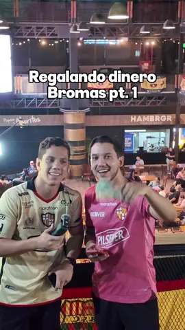 Bromas con los maleducados en el partido del ídolo 😂😂 #bromas #dinero #barcelona