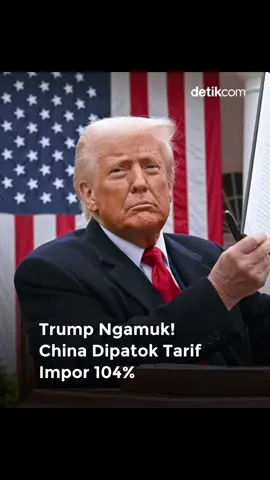 Presiden AS Donald Trump resmi menetapkan tarif impor super tinggi untuk semua produk dari China, yaitu sebesar 104% mulai hari ini (9/4/2025). Langkah ini jadi babak baru dalam perang dagang antara dua raksasa ekonomi dunia. Tarif ini ditetapkan setelah China bersiap membalas dengan tarif 34%, dan Trump membalas lagi dengan tambahan 50% serta bea masuk 84%. Dampaknya langsung terasa di pasar saham AS yang mulai melemah. Pemerintah China menyebut kebijakan Trump sebagai “kesalahan demi kesalahan” dan siap menaikkan balasan tarif terhadap produk AS. Produk-produk seperti smartphone, komputer, dan barang elektronik dari China kemungkinan akan jadi lebih mahal buat konsumen Amerika. Trump tetap pada pendiriannya dan menyebut negara-negara lain harus negosiasi kalau mau tarifnya diturunkan. Di sisi lain, Uni Eropa dan puluhan negara lain juga dikabarkan akan terkena tarif baru, antara 11% sampai 50%. Total rata-rata tarif barang China yang masuk ke AS bakal tembus hampir 125%! Tertinggi sepanjang sejarah. #detikcom #detikfinance #Trump #TrumpEffect #TarifTrump #China #AS 