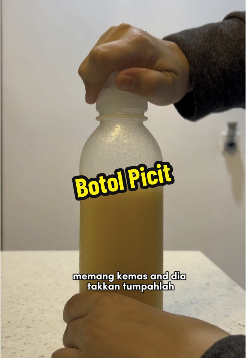 Kan kemas sikit tu. Nak guna letak minyak masak ke sos ke kicap ke pun ok #botolpicit #botol #squeezebottle 