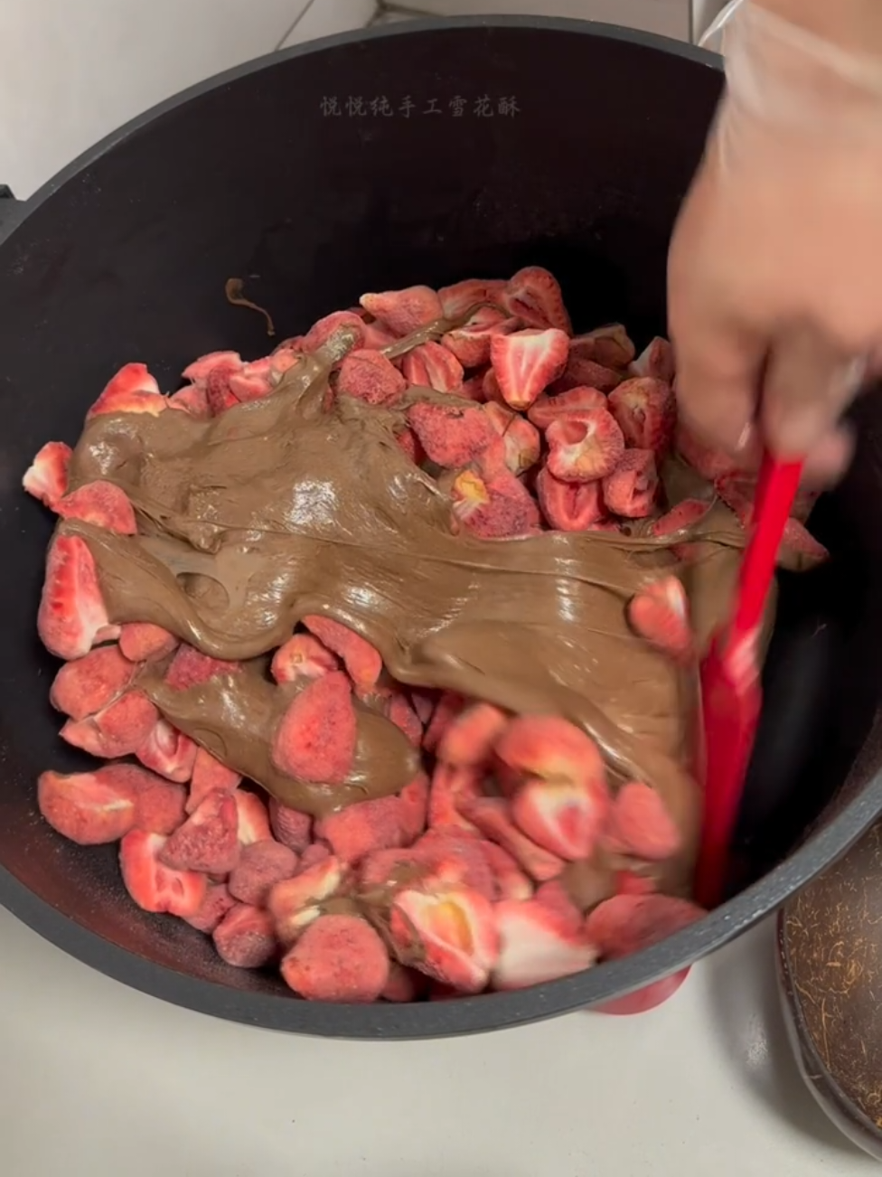 Silky clean operation ~ Stir-fry a pot of fried food.  Fafna black and sour and sweet freeze-dried strawberry fish is delicious. #tiktokfood #fypシ゚viral #tiktokcookbook #簡単レシピ #nougat #snowflakecrisps #foryoupage #fyp #strawberry 