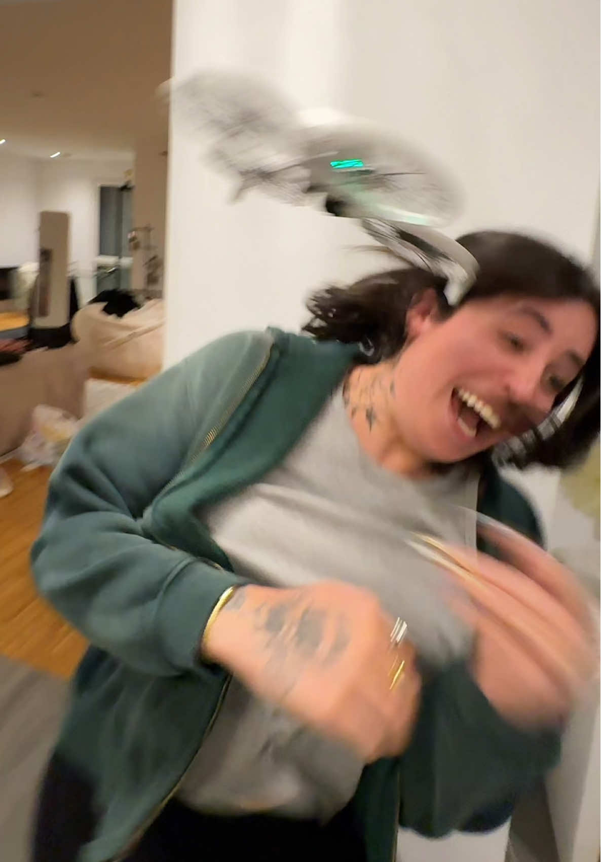 Ihr bleibt einfach die Deohne in den Haaren hängen 🤣 Ich pinkel mir gleich vor Lachen in die Hose 😭 #fail #viral #coachella 