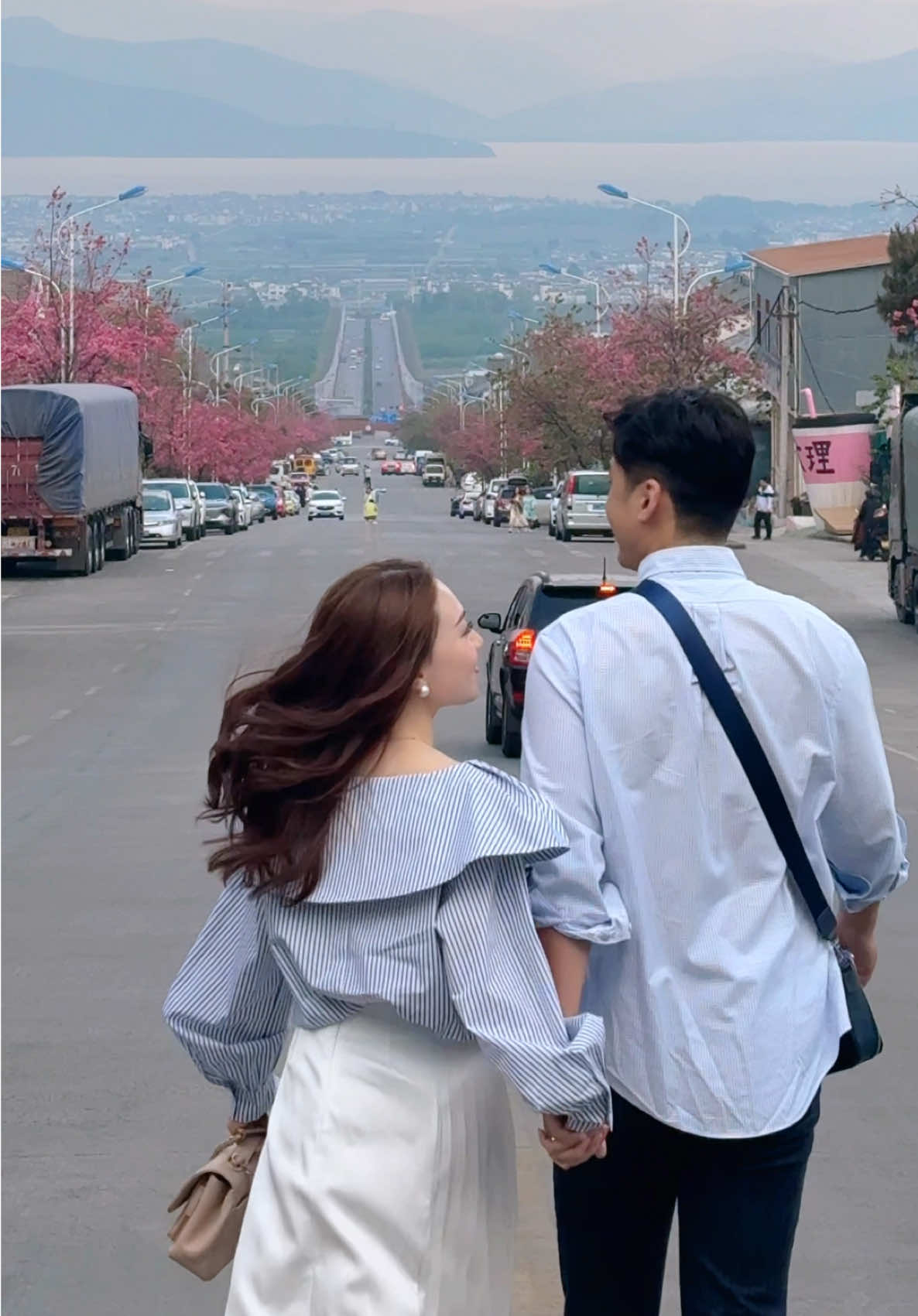 Nếu đến Đại Lý, đừng quên qua Đại lộ Thương Nhĩ ngắm hoa đào cùng với người mình yêu (và quay clip này) nhé 🌸😆 #travel #couple 