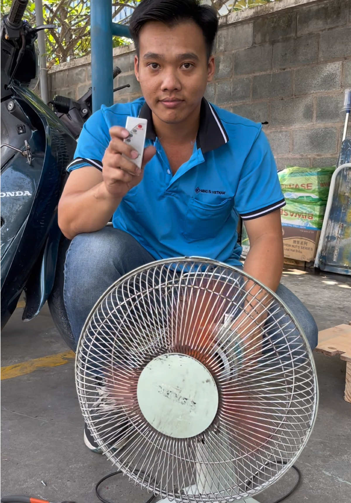 Mạch điều khiển quạt gió từ xa #thinhhanh #xuhuong #huuhoaibaotri #huuhoaithodien #kimcatdiendanang #dauvitchongtruot #giaybaoholaodong #giaybaoholaodong #thodien #machdieukhienquattuxa 