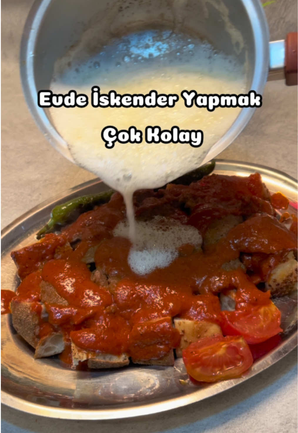 reklam (marka ismi verdiğim için) İskender Malzemeler: Pide, yeşil biber, domates, tereyağı Köftesi için: 500 gram orta yağlı kıyma 4 yemek kaşığı yoğurt 1 çay kaşığı karbonat 2 yemek kaşığı galeta unu 2 çay kaşığı kimyon @baharatdukkani1964  2 çay kaşığı karabiber 2 çay kaşığı kırmızı toz biber 1 silme tatlı kaşığı tuz  Sos için: 3 yemek kaşığı tereyağı 2 yemek kaşığı domates salçası 1 yemek kaşığı biber salçası 1 su bardağı su 1 çay kaşığı karabiber 1 çay kaşığı sarımsak tozu @baharatdukkani1964  1 çay kaşığı tuz Yapılışı: Döner köftesi için tüm malzemeleri bir kaba alıp yoğuralım. Bir streç film üzerine silindir şekilde koyup kaplayalım. Sardığımız köfteyi buzluğa atalım. Bu şekilde tamamen donacak. Donduktan sonra istediğiniz zaman kullanabilirsiniz. Kullanacağınız zaman tamamen çözülmesin. Hafif donuk haldeyken keseceğiz. Kestikten sonra hafif yağda tavada pişirin. Ben aynı tavada biber ve domates de pişirdim.  Sosu için yine su hariç tüm malzemeleri tavaya alın. Salçaları kavurduktsn sonra suyunu da ekleyin.  Pidelerinizi kesin tavaya veya fırında ısıtın.  Son olarak hepsini birleştirin. Uygun bir kapta en alta pide, üzerine döner, üzerine sos, biber ve domatesini koyup üzerine kızdırdığınız tereyağını gezdirin. Yoğurtla servis edin.  Dışardaki lezzettin aynısı oluyor. Afiyet olsun 💙 #iskender #evdeiskender #yemek #yemektarifleri #tarifler #tarif #fyp #keşfet 