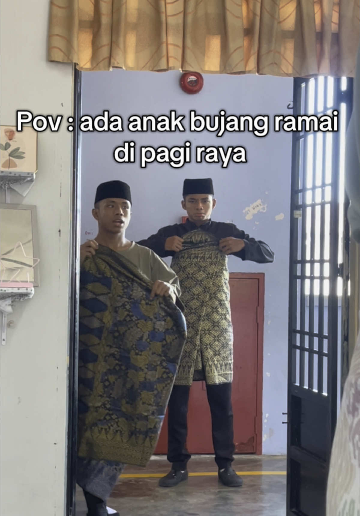 Lepas pakai samping , kena ambil ais . Derita anak lelaki dari raya pertama 🤣