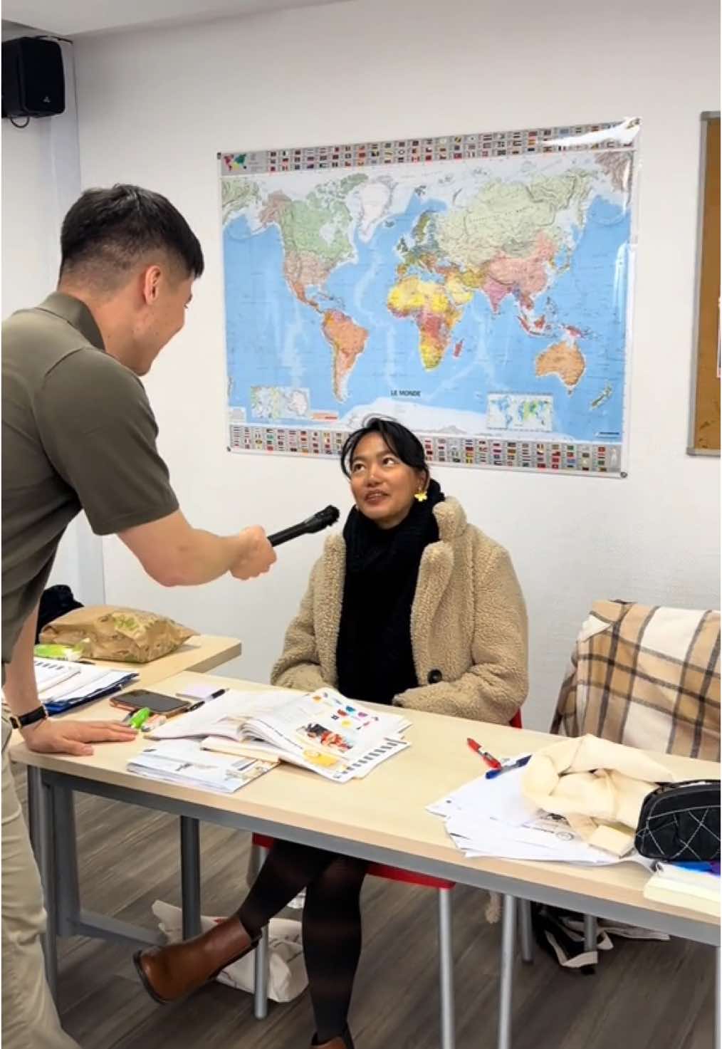 The reaction at the end tho 😍 . If you want to improve your French to the next level, make sure to come to @Alliance Française Bordeaux 🇫🇷😍 . My French improved massively after a week! . #french #france #japan #hungary #yoruba #tagalog #lingala #persian #korean 