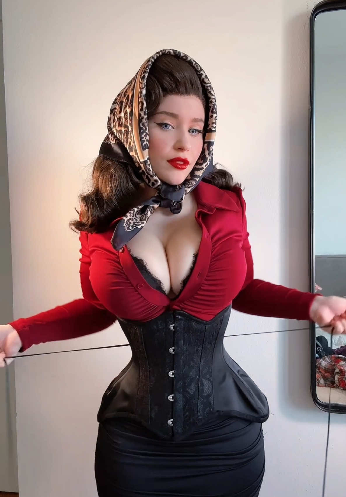 Ci è voluto un po’ per chiuderlo bene. #corsetchallenge #corset #corsets #vintagelook 