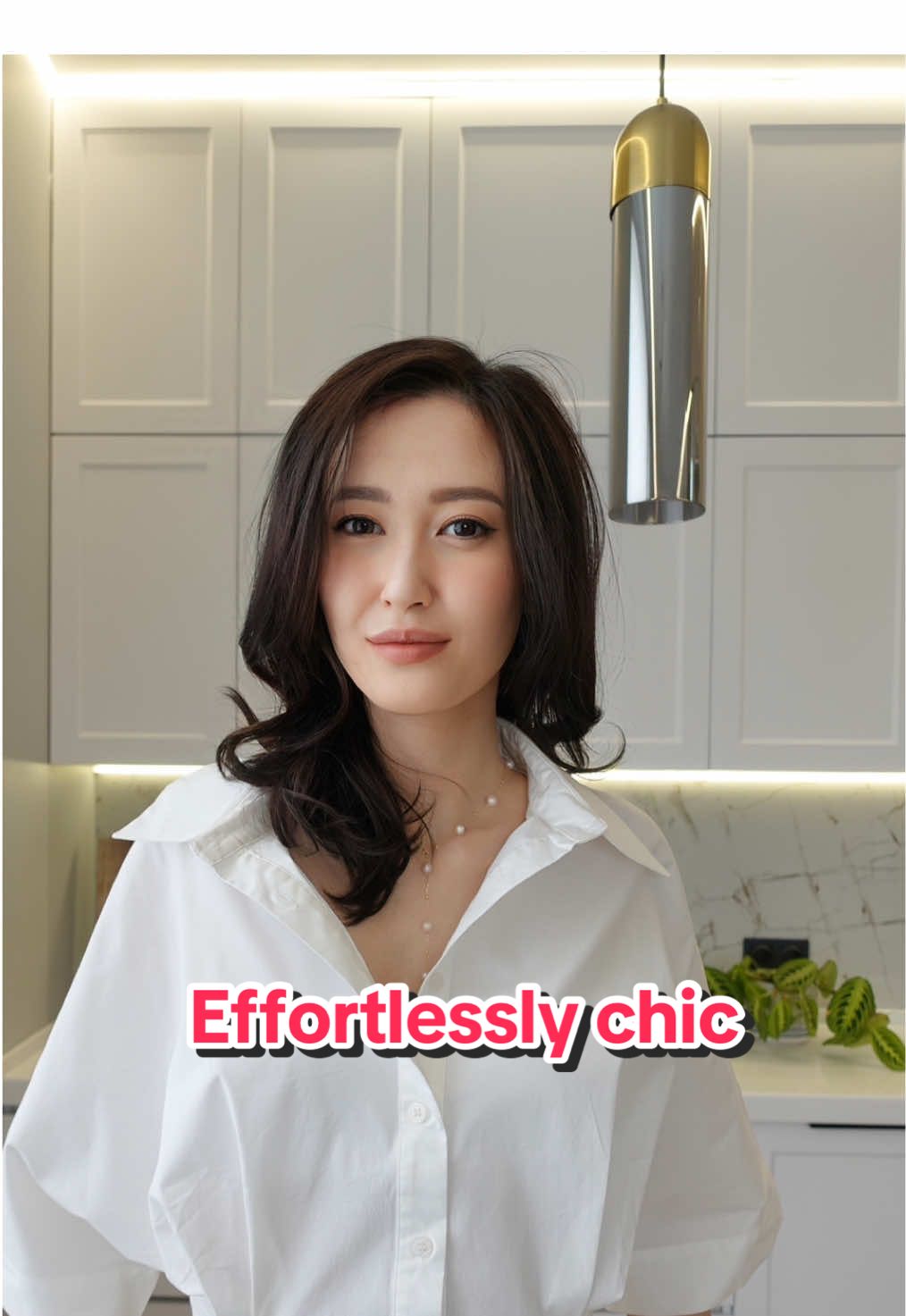 How to look elegant and chic? Get your Elegant Shopping Guide to refine & elevate your entire wardrobe #elegant #elegantlady #elegance #elegantwoman #howtolookexpensive #classystyle #chicstyle #oldmoney #howtobealady #levelup #quietluxury  