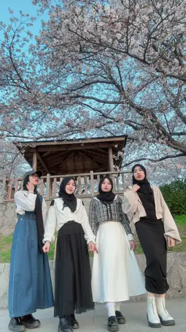 ber outfit with ma best 💃🏻@🥀 @Sagitariusgirls💫 @inisiapaa. #OOTD #ootdhijab #sakura #hijab #HijabFashion #japan #japan🇯🇵 