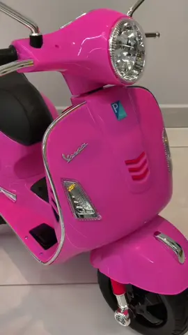 Prepare-se para ver sua pequena aventureira desfilando com a Moto Elétrica Scooter Infantil Vespa Rosa! Este brinquedo encantador combina o charme clássico da Vespa com a diversão moderna da tecnologia elétrica, proporcionando momentos inesquecíveis de alegria e aventura. Principais Características: Design Clássico e Elegante: Inspirada na icônica Vespa, esta scooter rosa vibrante é um verdadeiro deleite para os olhos, com detalhes realistas que encantam as crianças. Diversão com Segurança: Equipada com rodinhas laterais para maior estabilidade, a Vespa Rosa é perfeita para os pequenos pilotos explorarem o mundo com segurança e confiança. Luzes e Sons Realistas: Faróis que acendem, buzina e músicas embutidas proporcionam uma experiência de pilotagem ainda mais emocionante e envolvente. Fácil de Pilotar: Com um pedal de aceleração simples e intuitivo, as crianças aprendem rapidamente a controlar a scooter, desenvolvendo coordenação motora e habilidades de direção. Certificado pelo INMETRO: Segurança e qualidade garantidas, com certificação do INMETRO, para a tranquilidade dos pais. Ideal para Presentear: Perfeita para aniversários, Natal ou qualquer ocasião especial, a Vespa Rosa é um presente que certamente fará os olhos das crianças brilharem. Benefícios: Desenvolvimento Motor: Ajuda a desenvolver a coordenação motora, o equilíbrio e as habilidades de direção das crianças. Diversão ao Ar Livre: Incentiva as crianças a brincar ao ar livre, promovendo um estilo de vida ativo e saudável. Imaginação e Criatividade: Estimula a imaginação e a criatividade das crianças, permitindo que elas criem suas próprias aventuras. Momentos Inesquecíveis: Proporciona momentos de alegria e diversão que serão lembrados para sempre. Especificações Técnicas: Modelo: Moto Elétrica Scooter Infantil Vespa Rosa Cor: Rosa Bateria: 6V Certificação: INMETRO