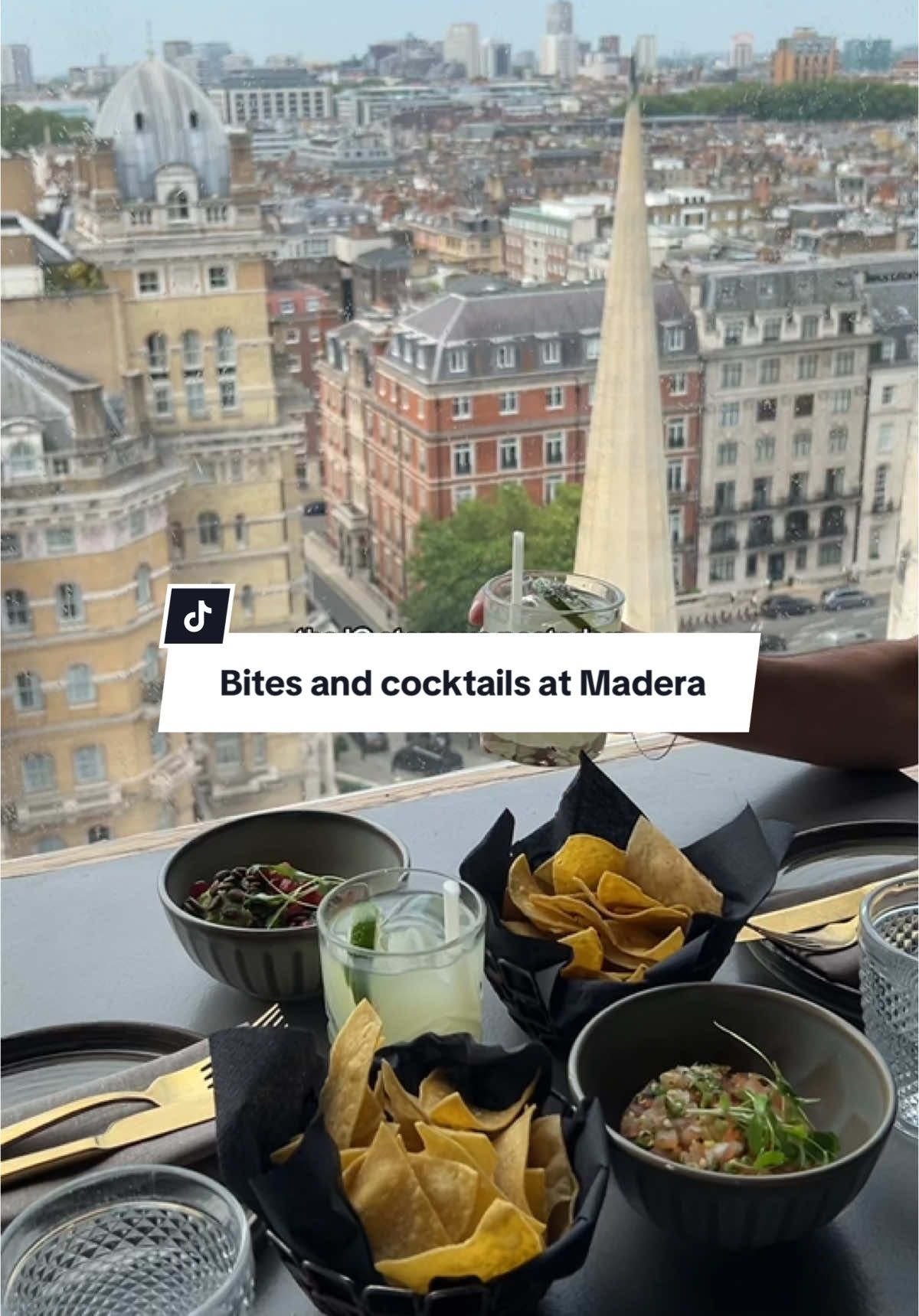 Nibbles + cocktails + gossip = top tier combo 🍸 #londonrestaurants #thisand #londonfood #londonrooftopbars #londonhotels 