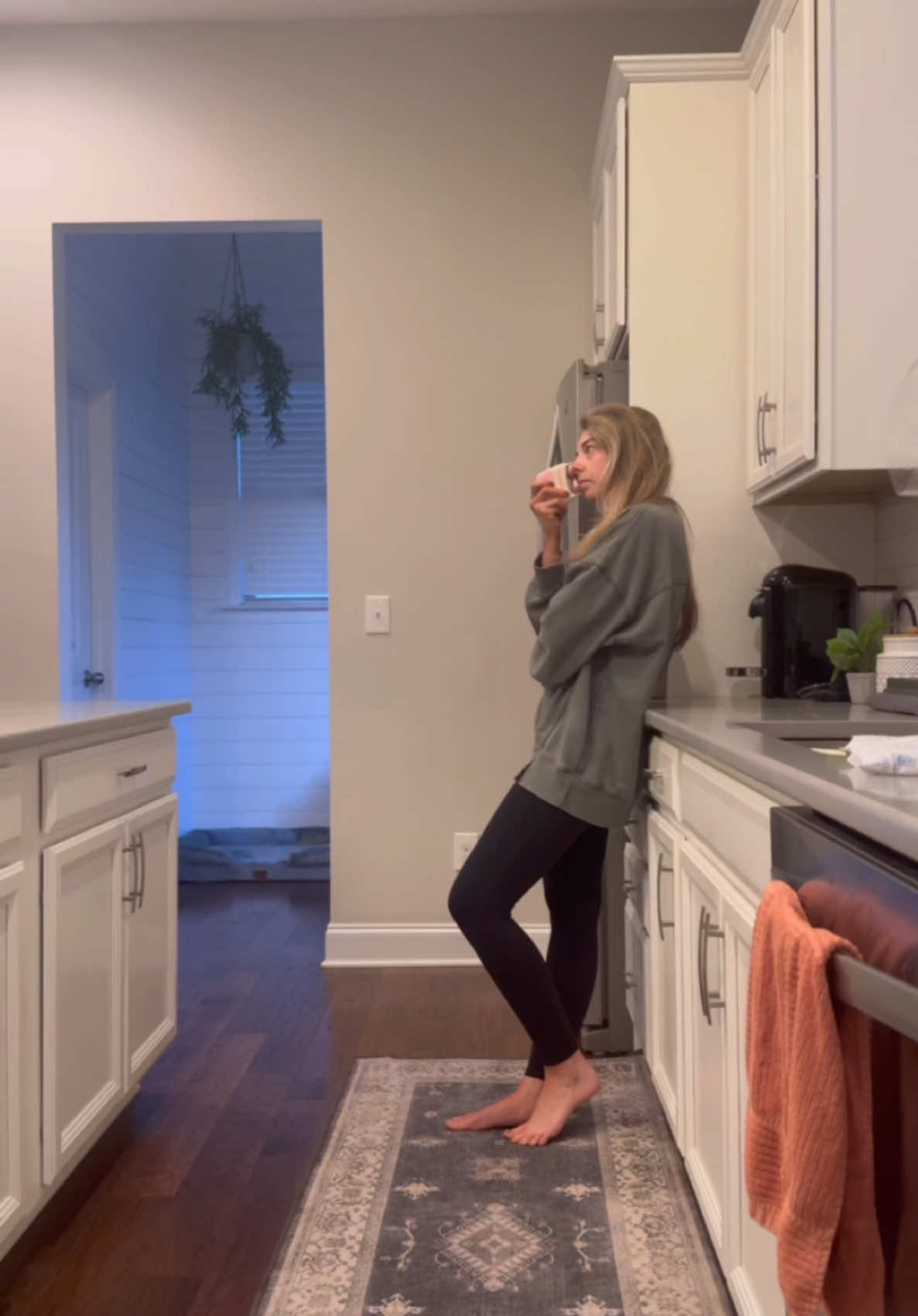 The morning routine that keeps me sane 👏🏻 #morninginmylife #morningroutine #beforemy8to5 #healthyhabits #minivlog #dayinmylife #morningskincare #workoutfromhome @Dr. Dennis Gross Skincare @abercrombie @meetmareeskincare 