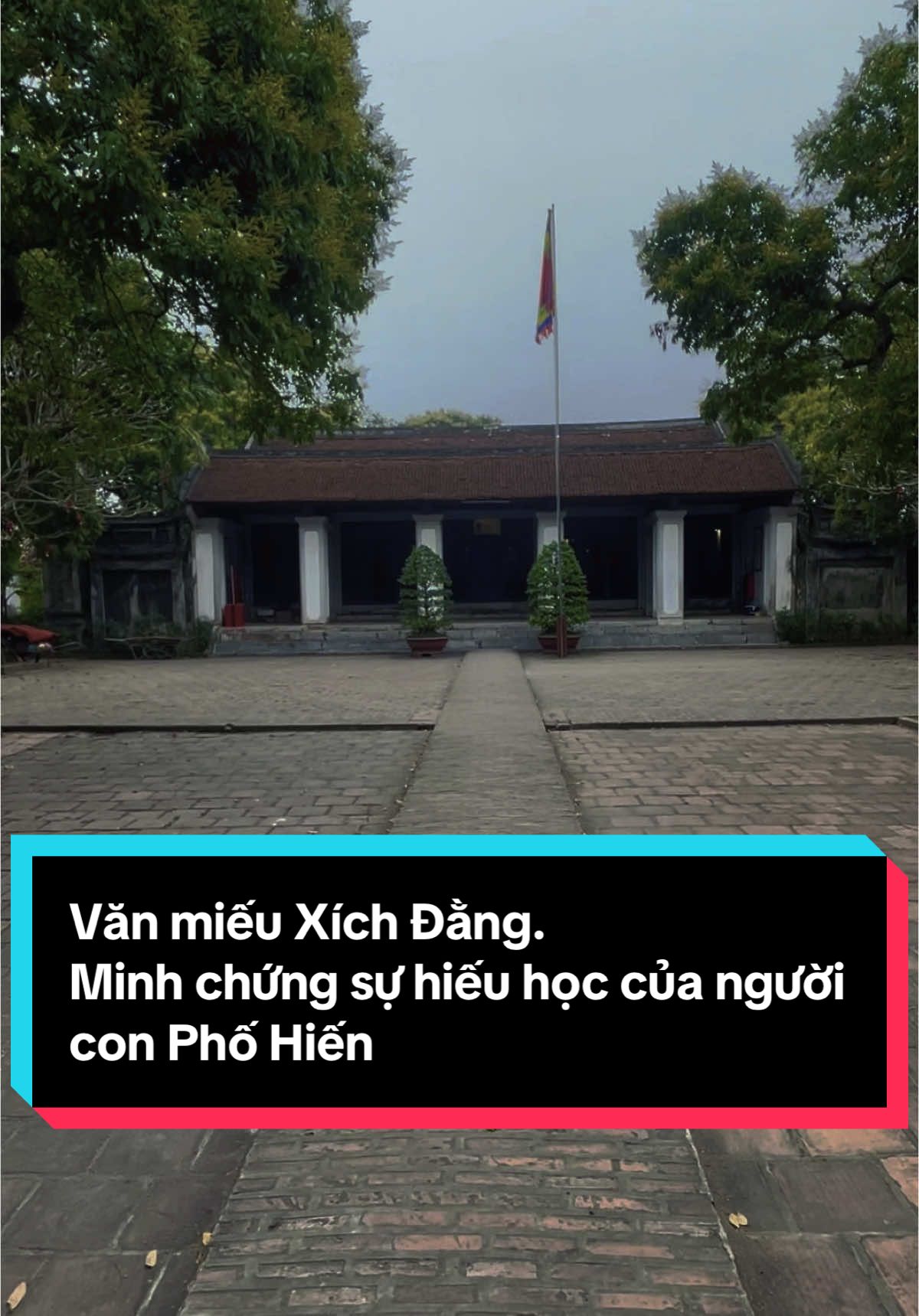 Văn miếu thờ Khổng Tử người sáng lập đạo Nho và thờ Vạn thế sư biểu Chu Văn An - nhà sư phạm tài năng đức độ thời Trần.                                                                    Xưa kia, Văn Miếu là nơi tổ chức các cuộc thi Hương và sát hạch thí sinh đi dự kì thi Hương. Vào mỗi dịp xuân thu nhị kỳ, nơi đây còn tổ chức tế lễ. Chủ tế là các quan đầu tỉnh cùng chức sắc, nho sinh. Nơi đây cũng thường xuyên tổ chức các cuộc thi bình văn, thơ của nho sĩ yêu nước.    Văn miếu Xích Đằng có tên như vậy vì được xây dựng trên đất làng Xích Đằng, xưa kia là văn miếu của trấn Sơn Nam căn cứ vào khánh, chuông còn lại ở văn miếu.                                                              Hệ thống quần thể di tích Văn miếu Xích Đằng đã được Bộ Văn hóa – Thông tin (nay là Bộ Văn hóa, Thể thao và Du lịch) xếp hạng là di tích lịch sử năm 1992.#chualanh #trending #phatphapnhiemmau #suongkhotaitam #tiktok #xuhuong #hungyen #capcut #denthienhau #