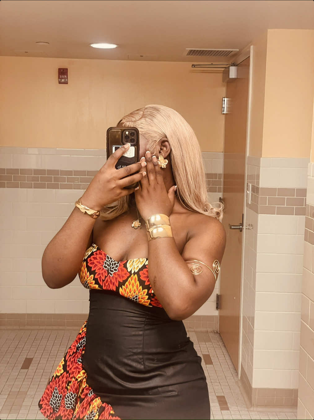 A little commotion for the dress❤️🔥#foryoupage #contentcreator #blackgirlmagic #fyp #fypシ゚viral #darkskingirl #blonde #nigeriantiktok🇳🇬 #africantiktok #beautifull #afrobeats #nigeriantiktok 