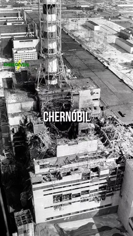 El 26 de abril de 1986, el mundo presenció el peor accidente nuclear de la historia. La planta de Chernóbil explotó, liberando una enorme cantidad de radiación.  Todo comenzó con una prueba de seguridad en el reactor RBMK-1000. Para simular un corte de energía, los operadores desactivaron sistemas clave, bajando peligrosamente la potencia del reactor. Un grave error de diseño en las barras de control y una reacción inestable provocaron un aumento descontrolado de la temperatura. 🔥 A la 1:23 a.m., una explosión de vapor rompió el reactor, liberando material radiactivo y causando una catástrofe ambiental sin precedentes.  Errores humanos y fallos de diseño convirtieron a Chernóbil en un desastre global. Hoy, la zona sigue siendo inhabitable. ¿Crees que hemos aprendido la lección? #energiven  #energia #ucrania #europa #reactor #chernobyl #chernobil #nuclear 