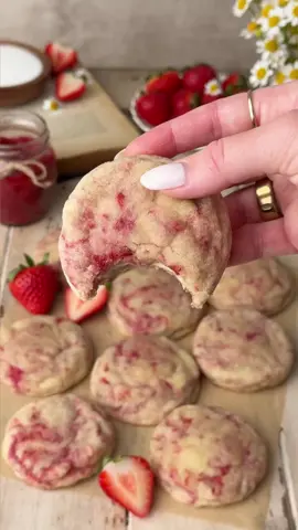 Strawberry Cheesecake Cookies 🍓❤️ Soft & chewy sugar cookies, with jammy strawberries throughout, stuffed with a creamy vanilla cheesecake filling ❤️ #cheesecake #cookies #strawberry #cheesecakecookies